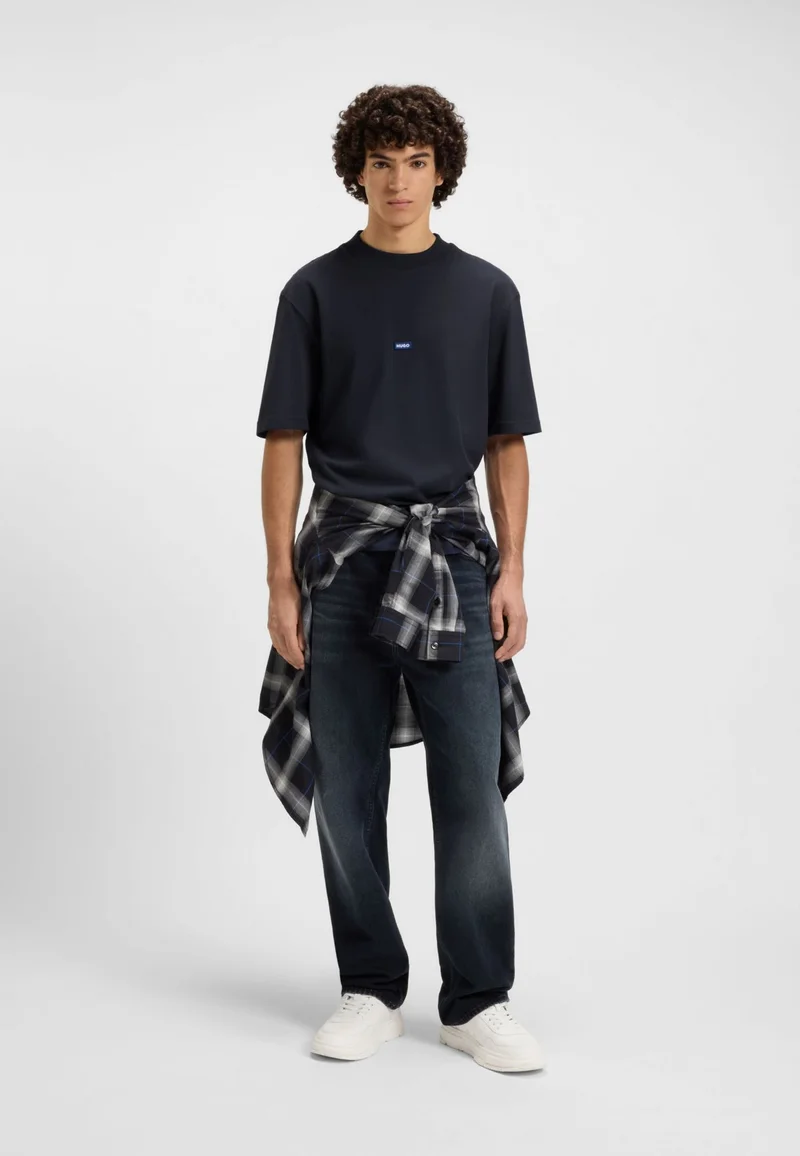 هوجو تيشيرت قطني بقصة عادية مع رقعة شعار زرقاء